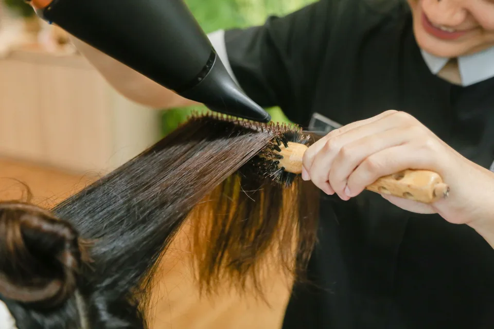 Khu ghế cắt và gương soi